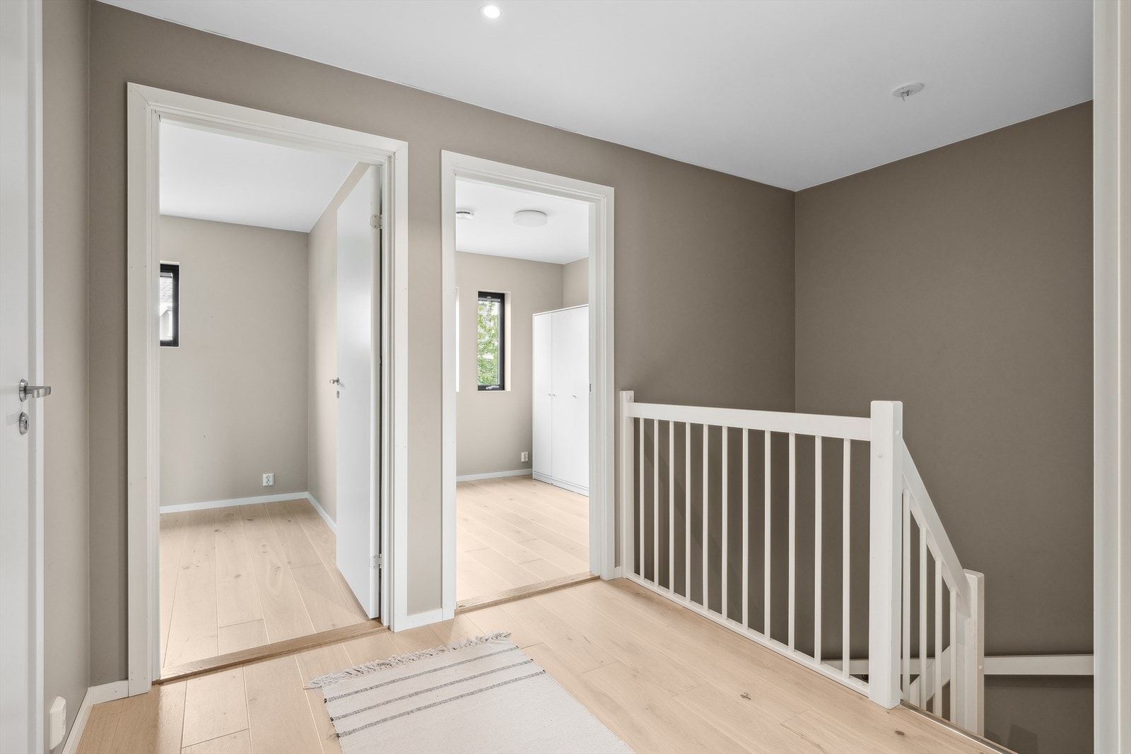 Romslig trappegang i 2, etasje. Galleribilde