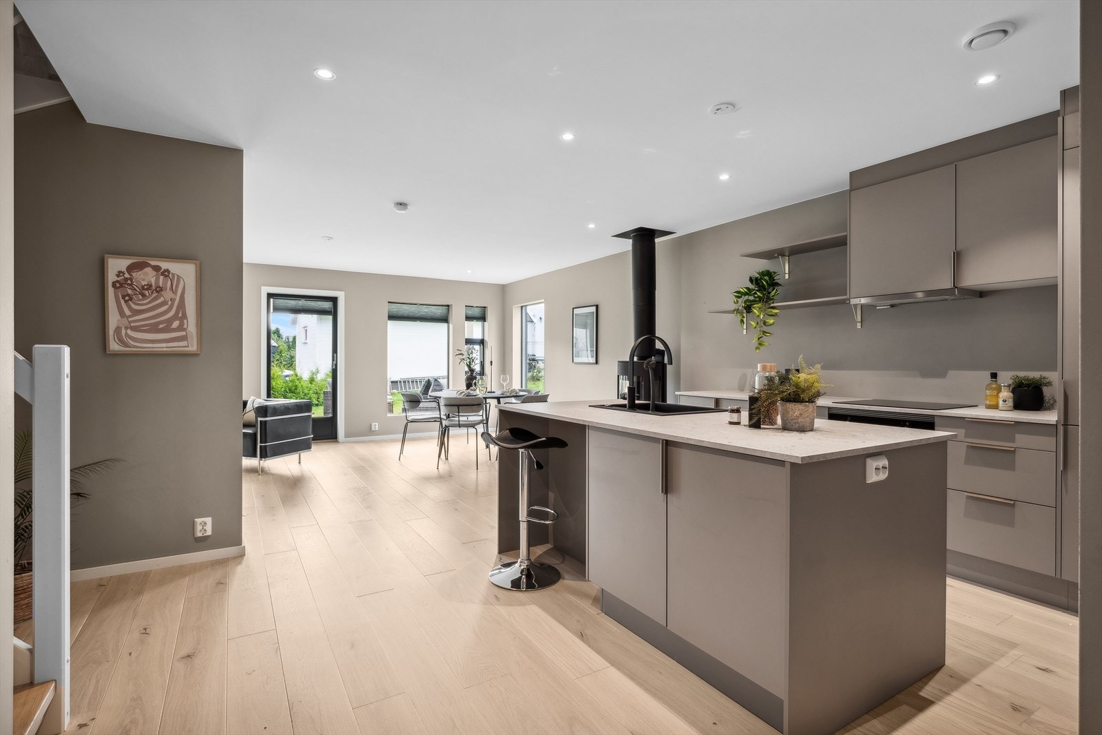 Leilighetens lekre kjøkken ligger i første etasje, i åpen løsning mot stuen. Galleribilde