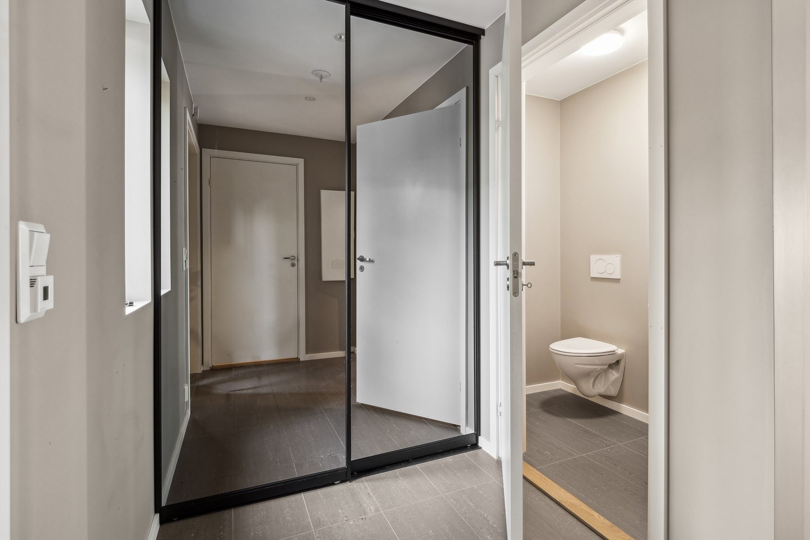 Det er montert stor skyvedørsgarderobe med speiler Galleribilde