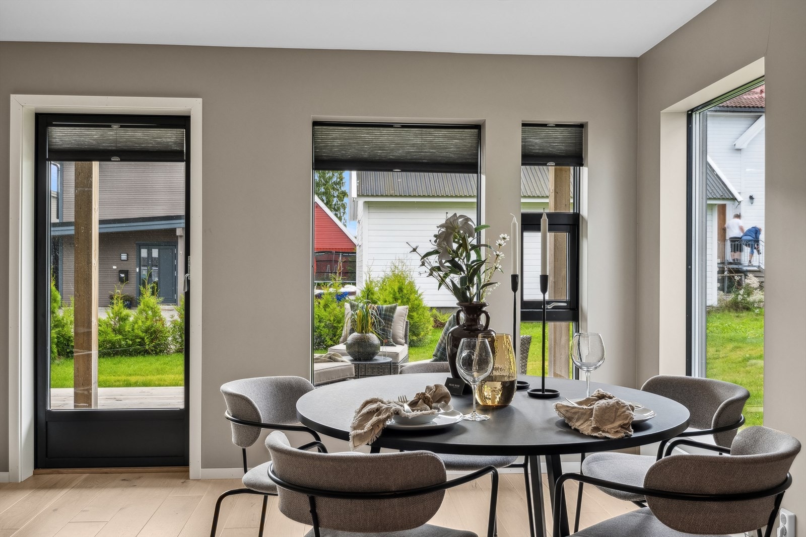 Ut mot den solrike terrassen, er det dør som visker ut skillet mellom ute- og innemiljø. Galleribilde