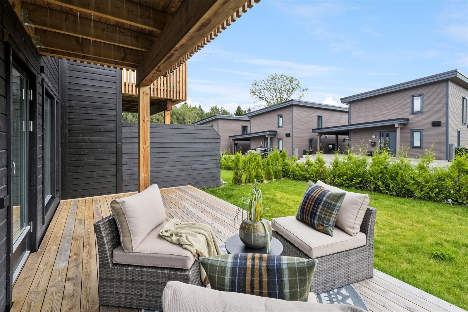 Delvis overbygget terrasseplatting med egen hageflekk rett på utsiden av stuen. Galleribilde