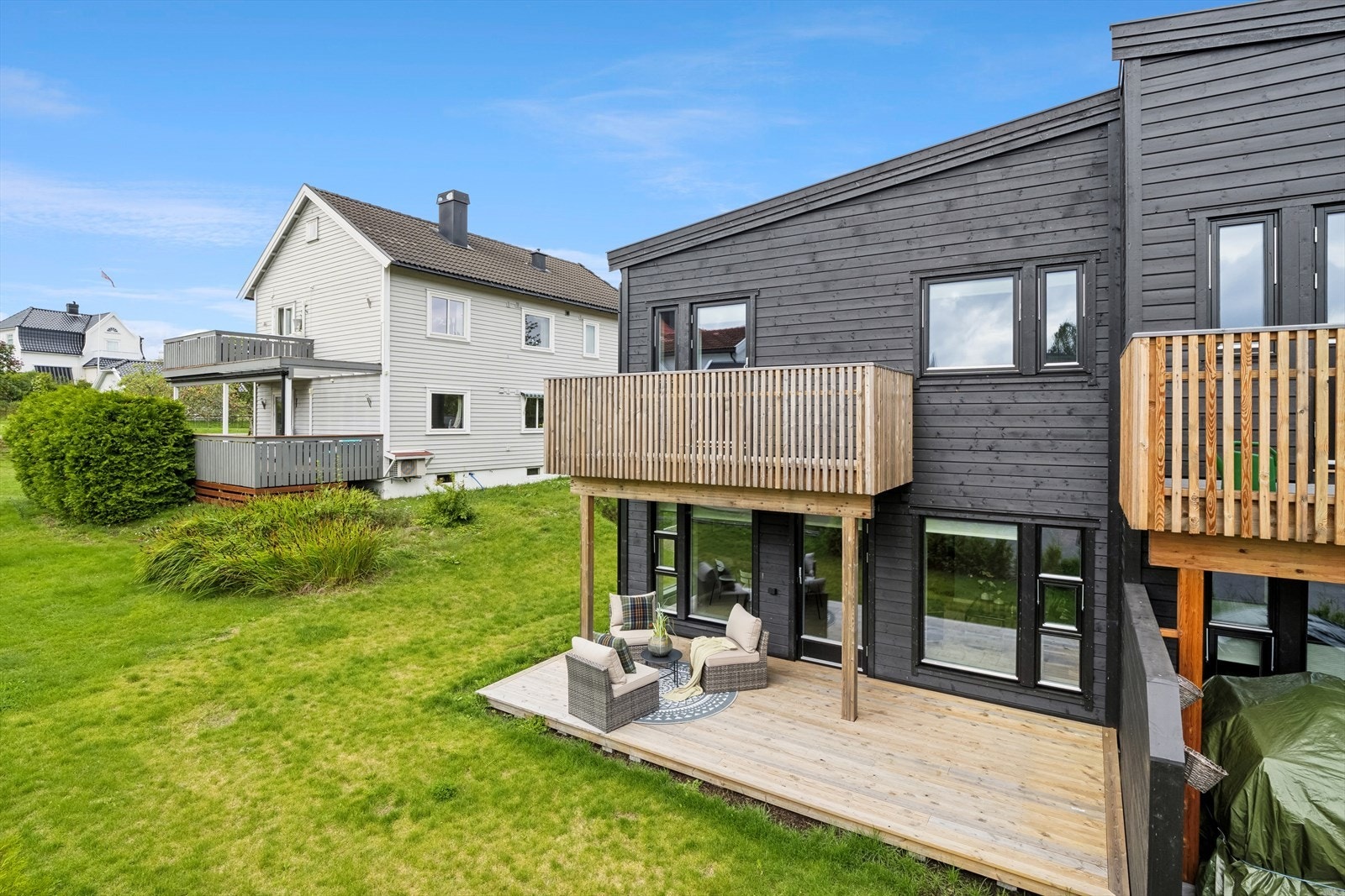 Moderne og innflyttingsklar vertikaldelt leilighet over to plan med 4 soverom oppført i 2022 Galleribilde