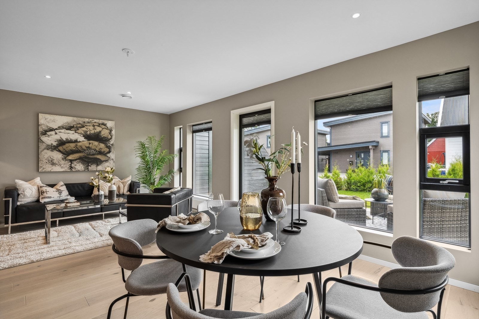 Stuen har en smart vinkelform hvor både sofa og spisebord får sin naturlige plass Galleribilde