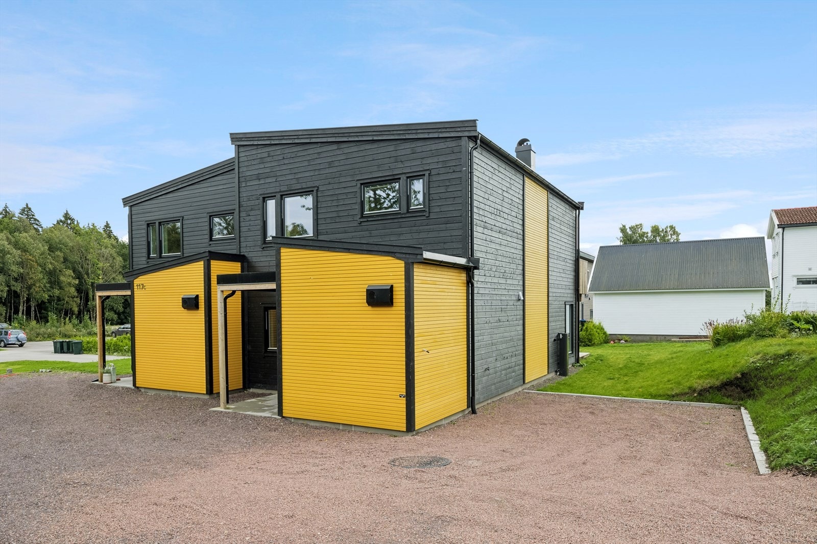 Det er 2 egne parkeringsplasser til leiligheten. Galleribilde