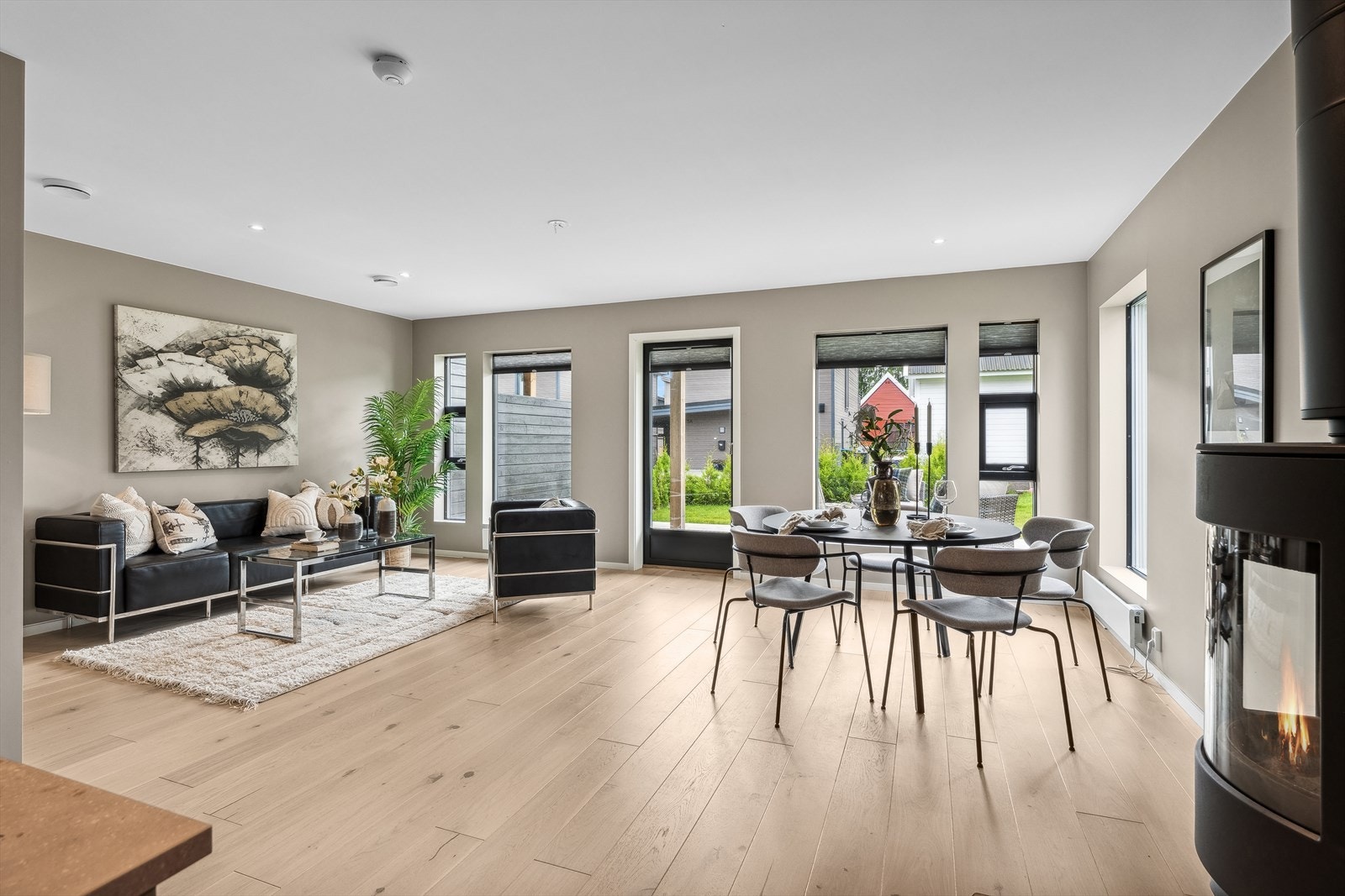 Stue ligger i åpen løsning mot kjøkkenet, noe som gir god fleksibilitet med tanke på bruk Galleribilde