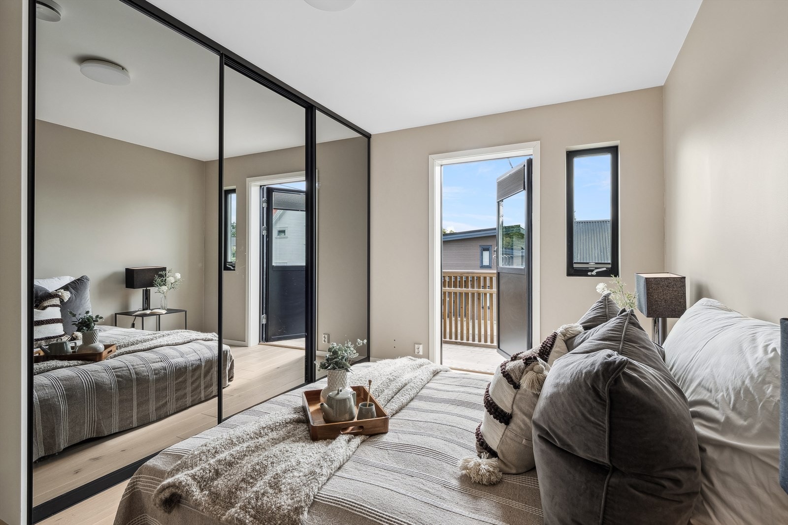 Hovedsoverommet har enkel adkomst til balkongen utenfor. Galleribilde