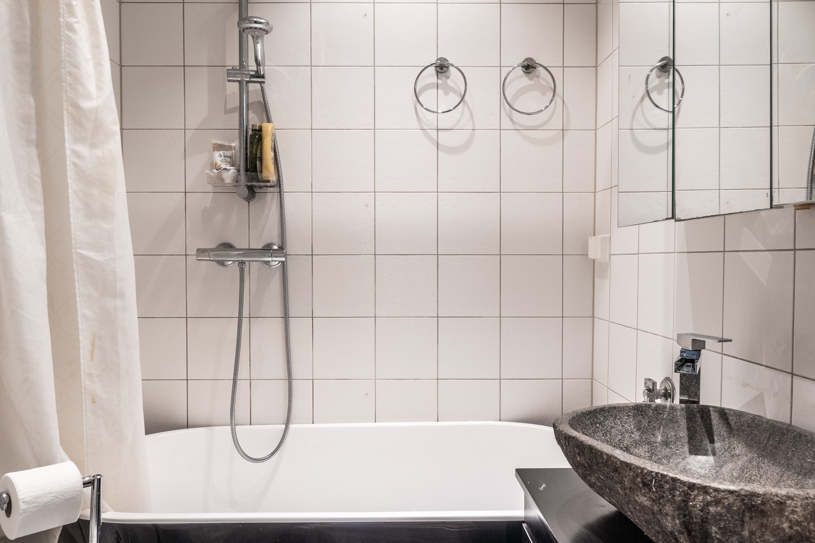 Pent, flislagt baderom med varmekabler og downlights. Galleribilde