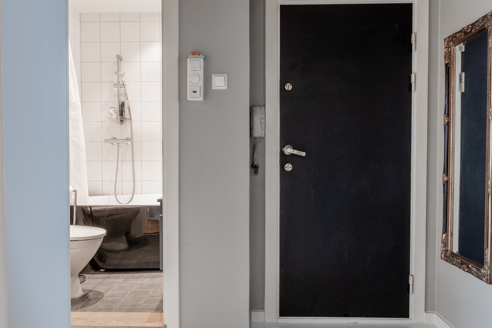 Lys og innbydende entré med god plass til oppbevaring. Gir et godt førsteinntrykk av leiligheten. Galleribilde