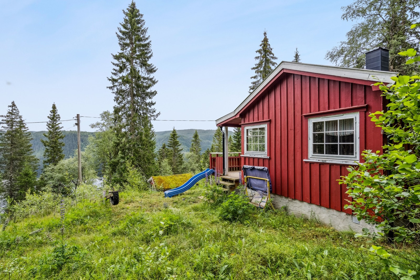 Hytta ligger på en høyde med potensielt veldig flott utsikt. Hytten selges da den har blitt lite brukt de siste årene. Galleribilde