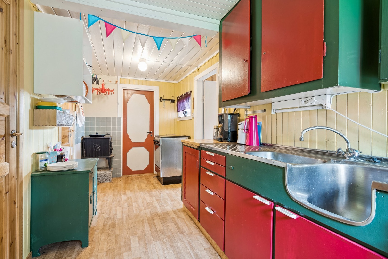 Kjøkkenet er av eldre dato men er funksjonelt Galleribilde