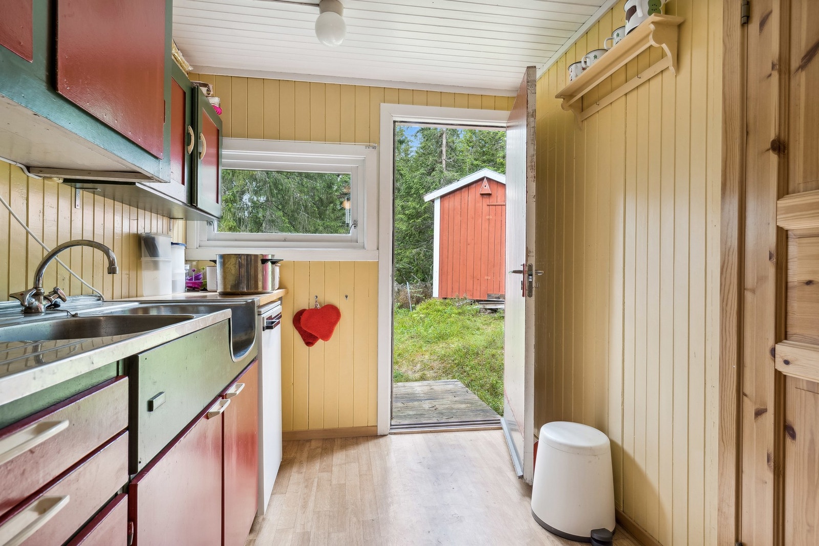 Praktisk utgang til hagen rett fra kjøkkenet Galleribilde