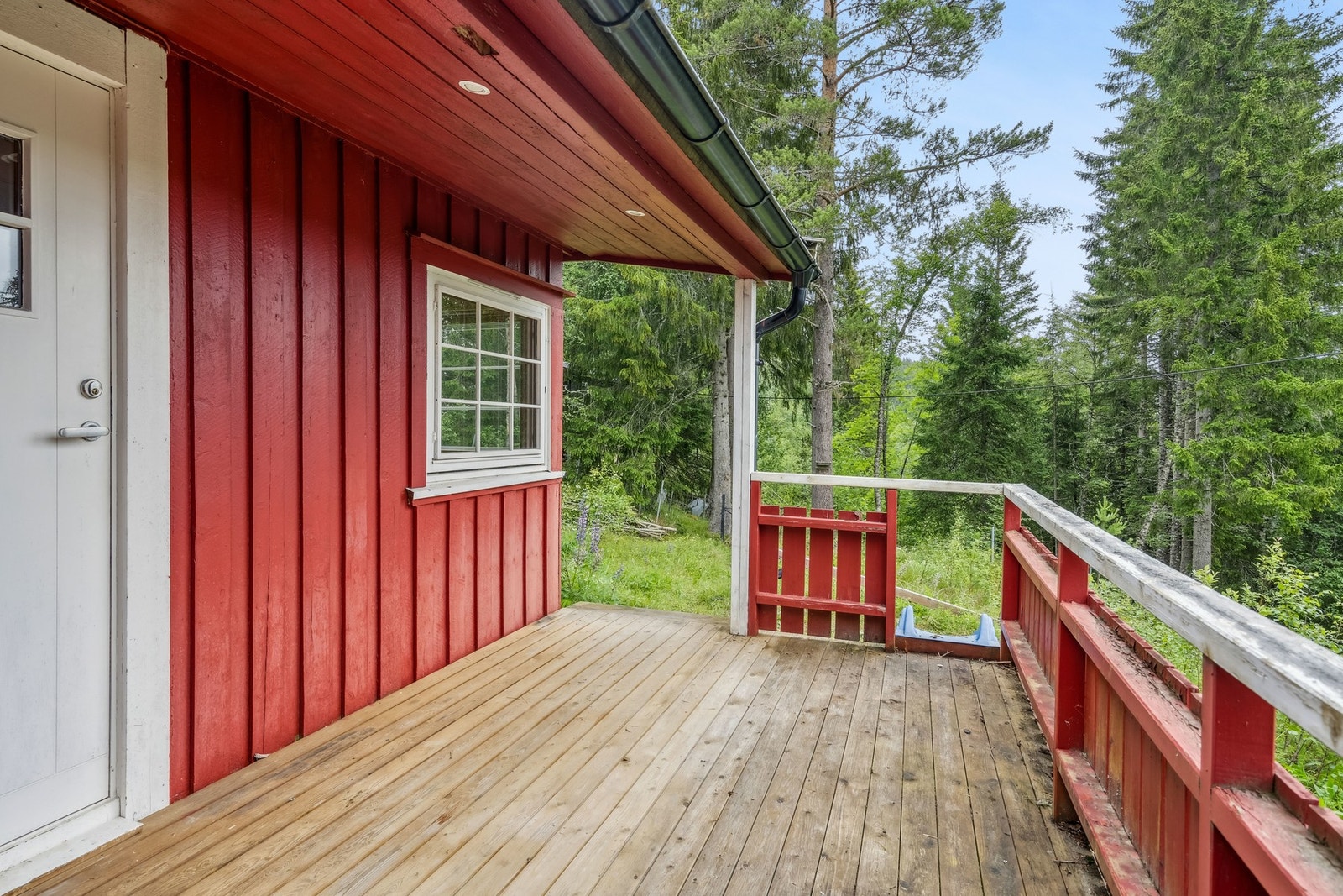 Hovedinngangen har en delvis overbygd veranda Galleribilde