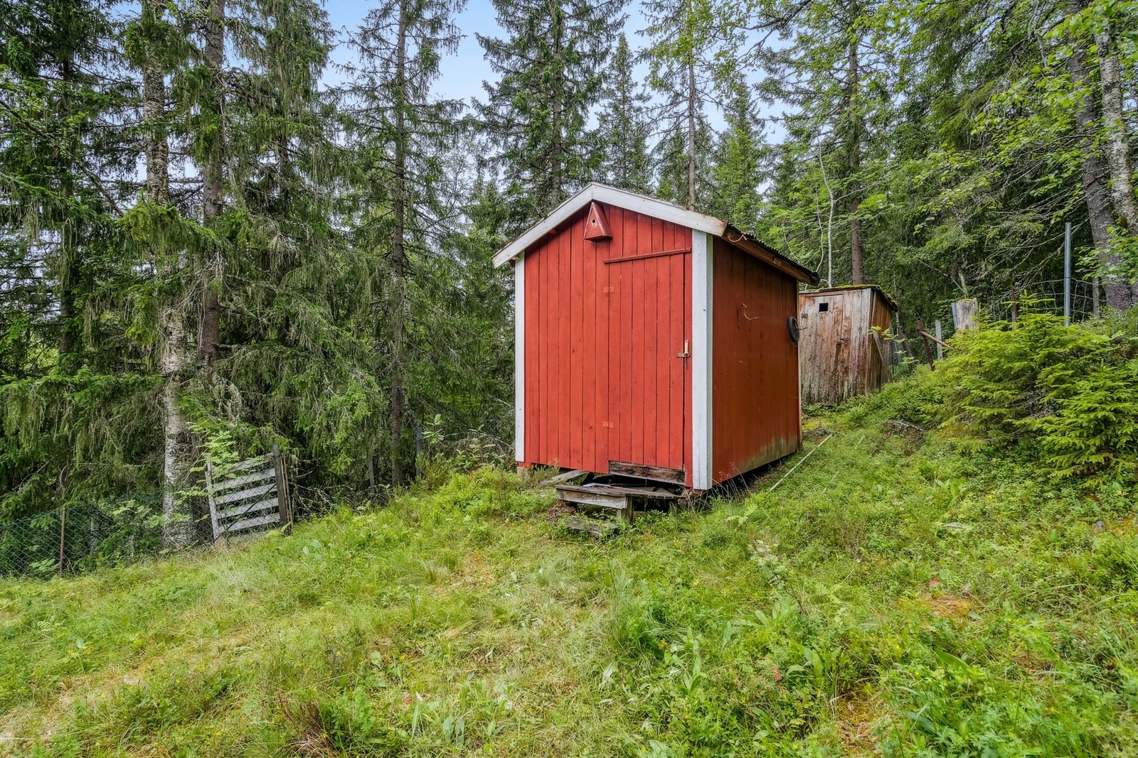 Uthuset. Utedoen i bakkant er av dårlig forfatning Galleribilde