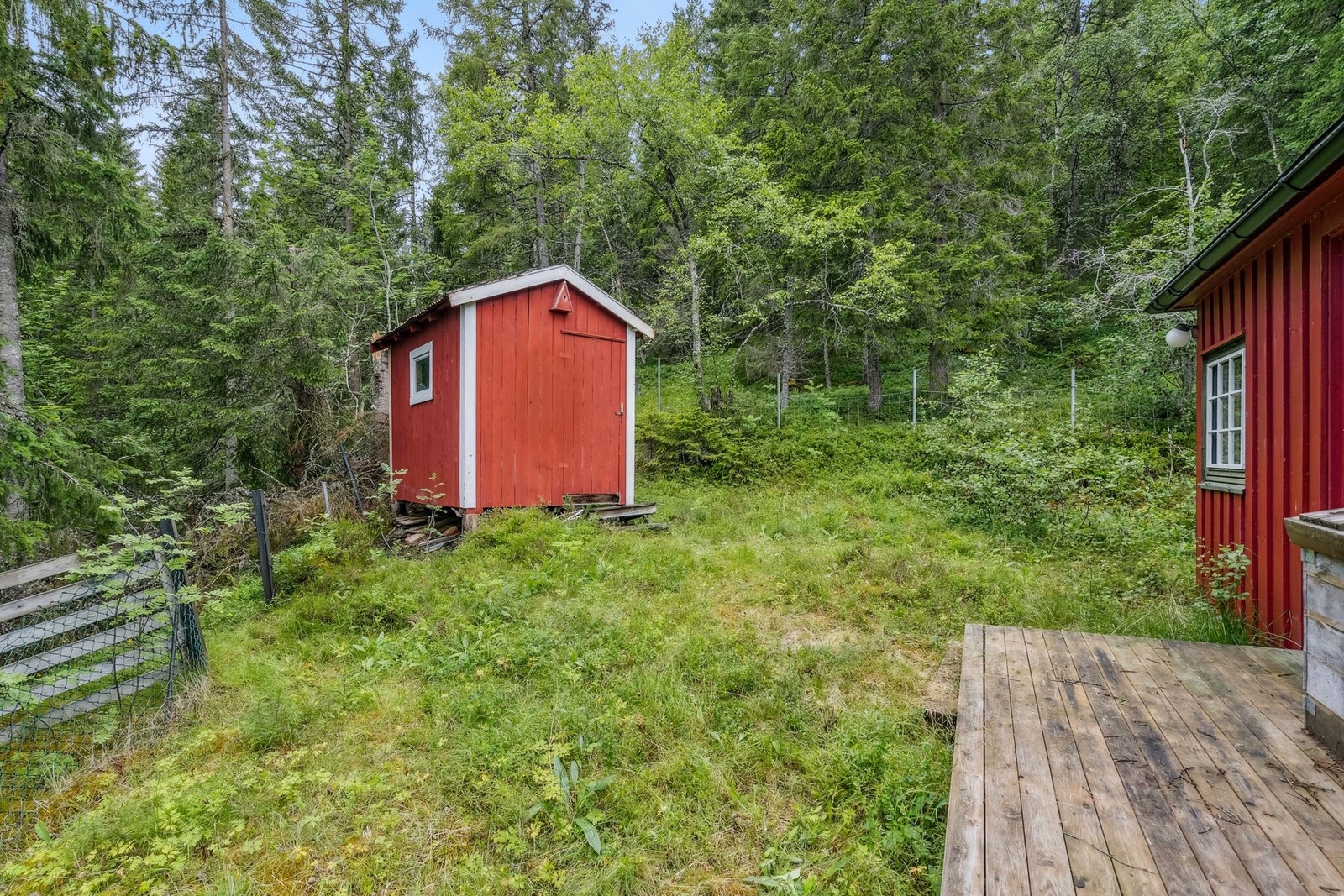 På plattingen er det en vannpumpe som tidligere har vært tilknyttet bekken. Den er per dags dato ikke i bruk Galleribilde