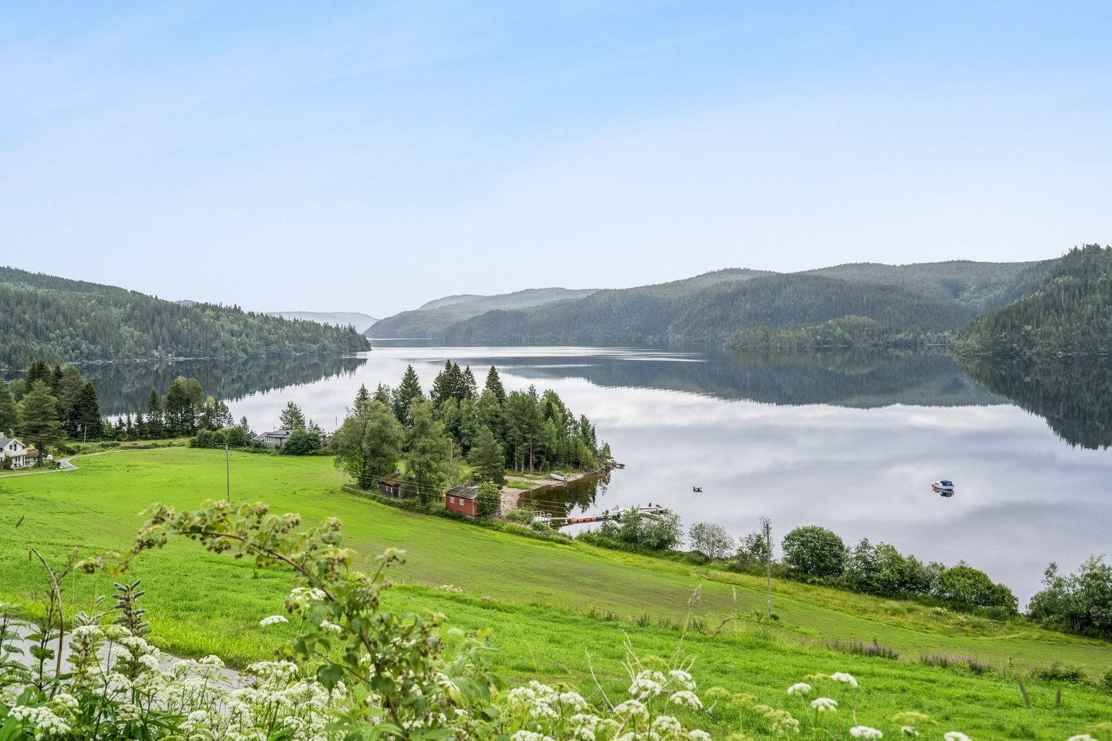 Området rundt Selbusjøen byr på flotte turmuligheter og båtliv Galleribilde