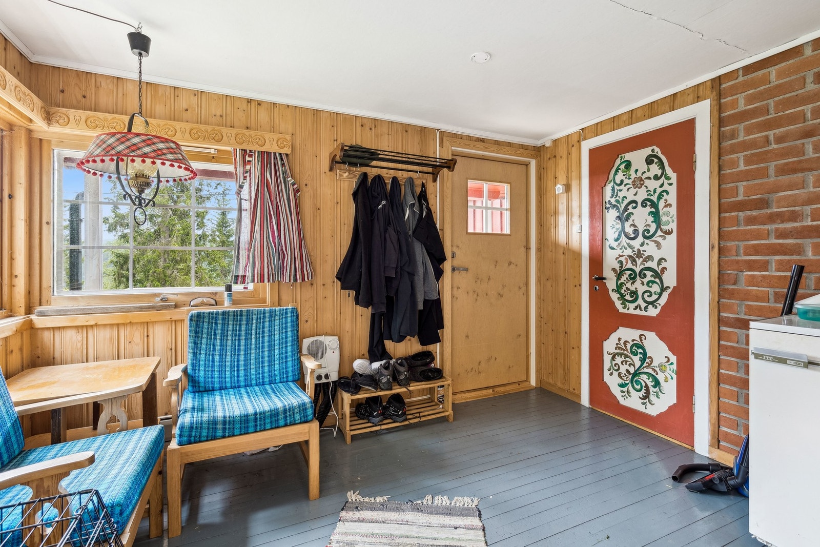 Stort inngangsparti med gode lagringsmuligheter. Kan evt. brukes som en ekstra stue Galleribilde