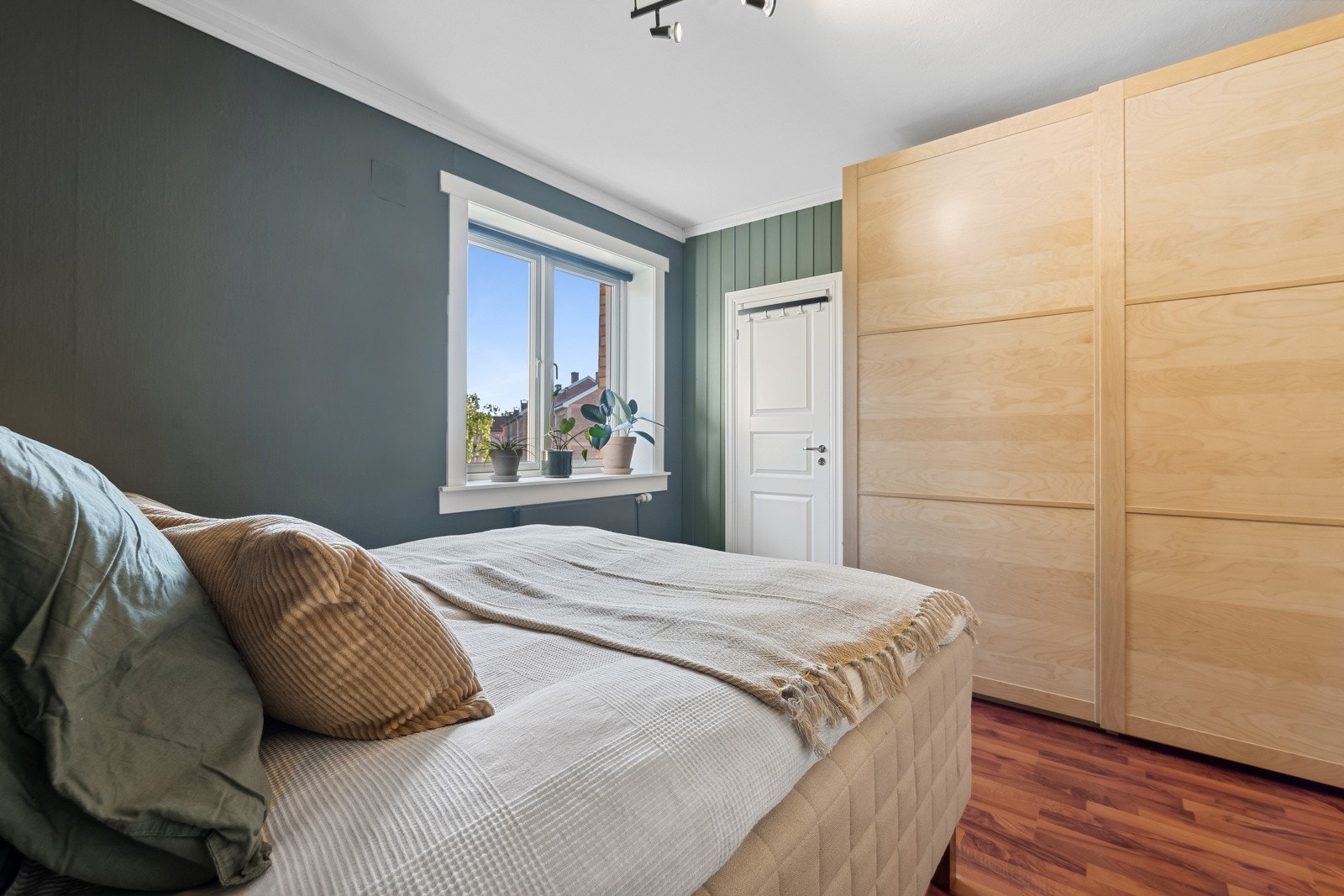 Lyst, innbydende hovedsoverom med godt med garderobeskap og liten bod. Galleribilde