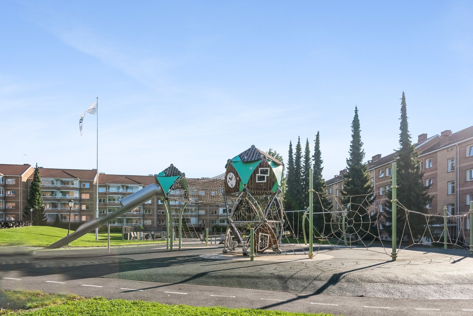 På lekeplassene kan du leke, grille eller bare slå av en prat med naboen. Galleribilde