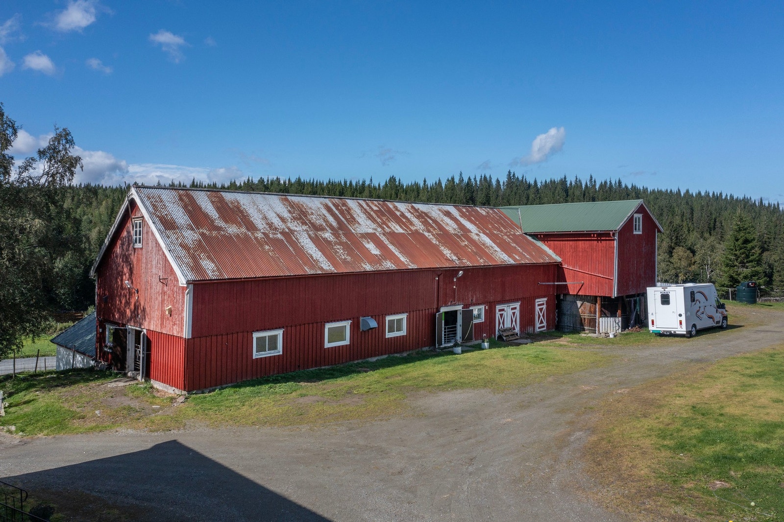 Låve/driftsbygning.
Nåværende eier har hatt sauehold med 32 vinterfôret sau. Galleribilde