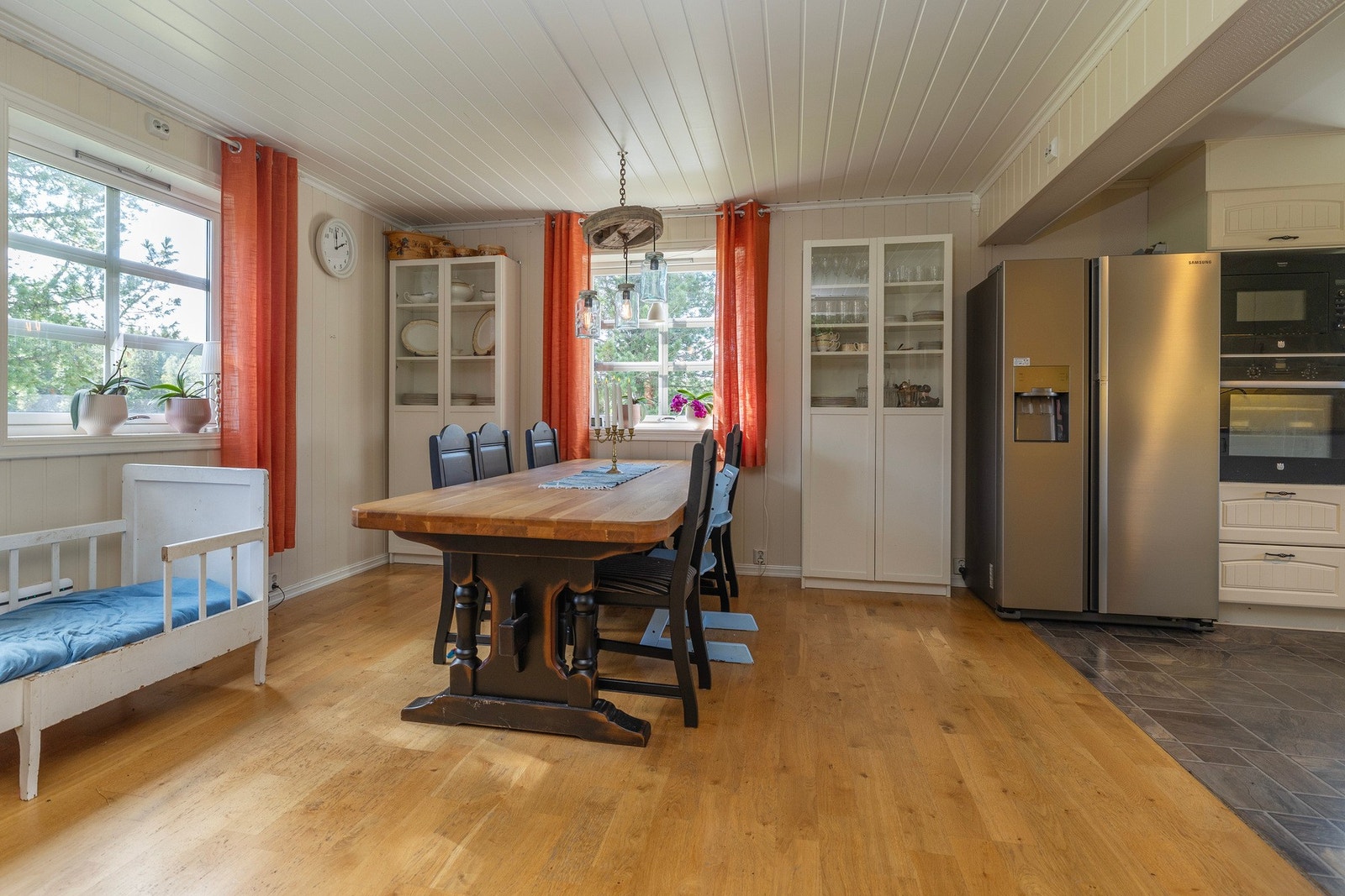 Spisestue på ca. 16 kvm. og ligger i tilknytning til kjøkken. Galleribilde