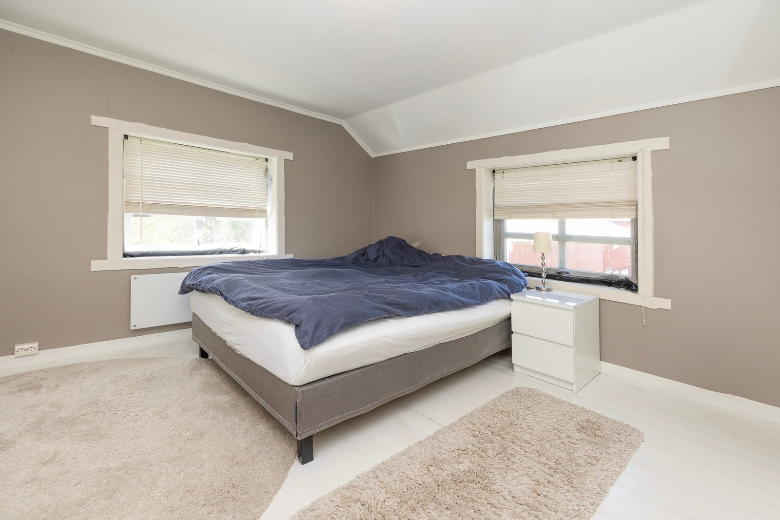 Soverom på ca. 16 kvm.
To soveromsvinduer gjør rommet lyst og trivelig Galleribilde