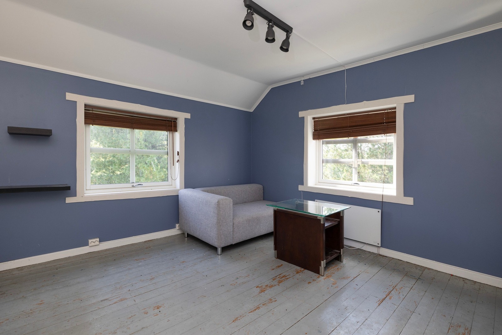 Soverom på ca 16 kvm.
To soveromsvinduer gjør rommet lyst og trivelig Galleribilde