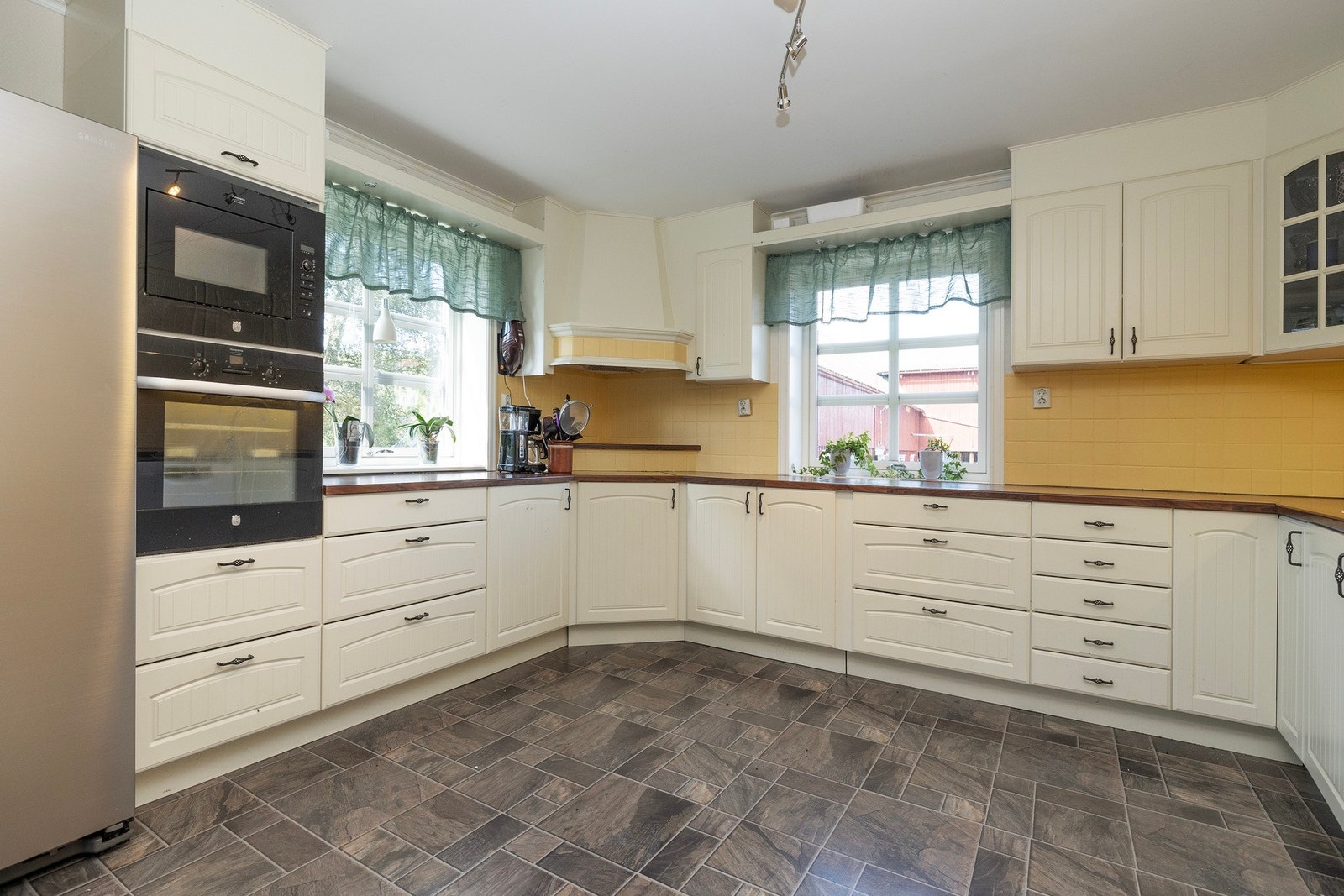 Kjøkken på ca. 16 kvm. med mye skap og benkeplass. Galleribilde