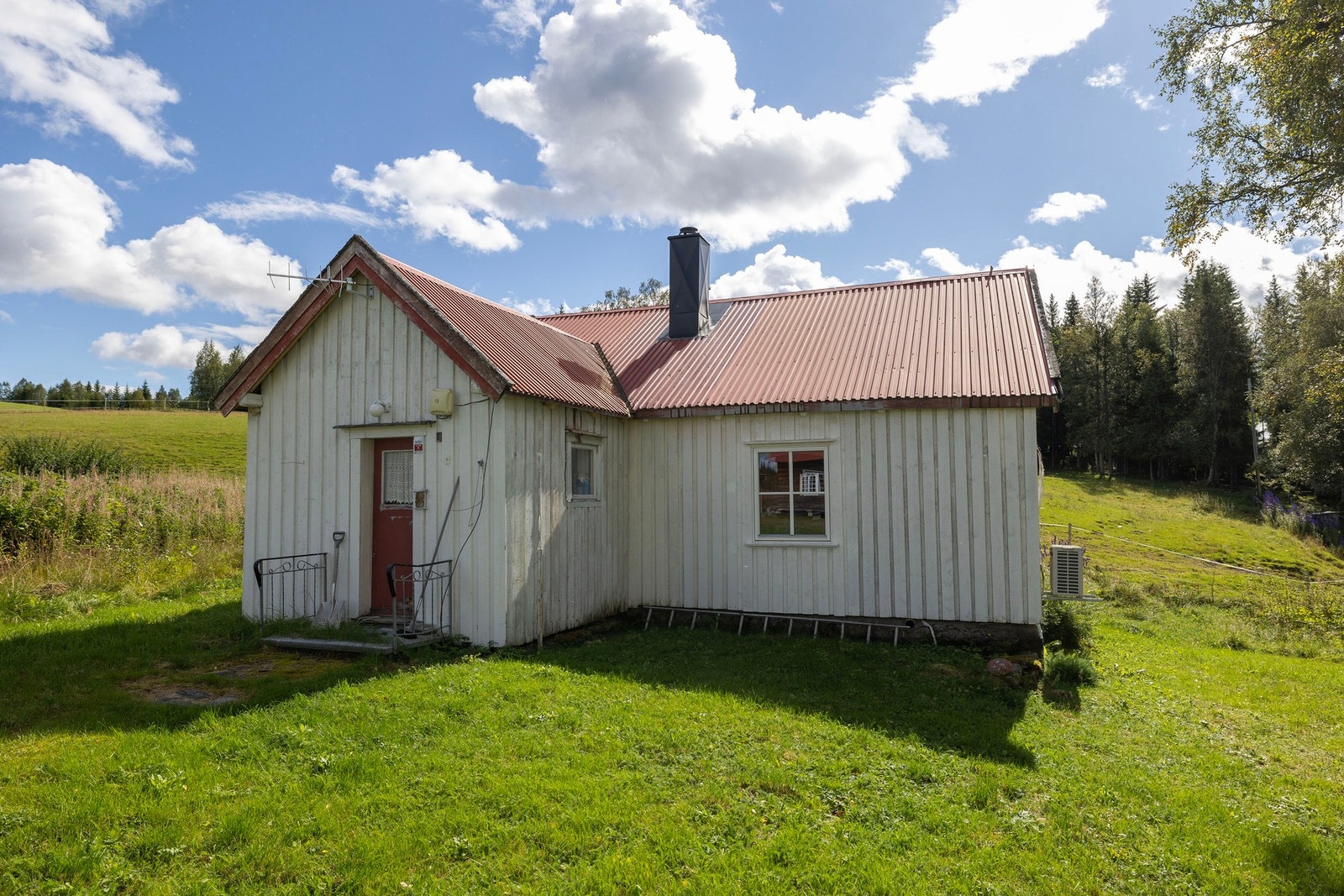 Eldre kårbolig er i dårlig forfatning.
Entre, bod, bad og 4 uinnredede rom(kjøkken to soverom og stue). Galleribilde
