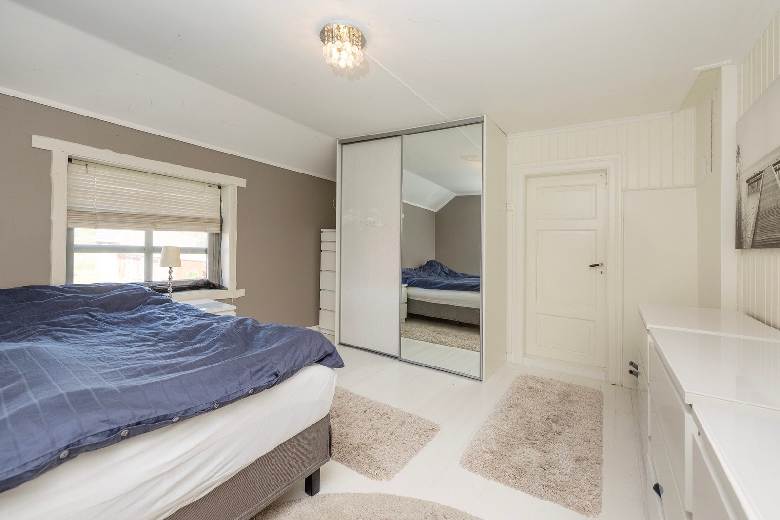 Garderobe medfølger Galleribilde