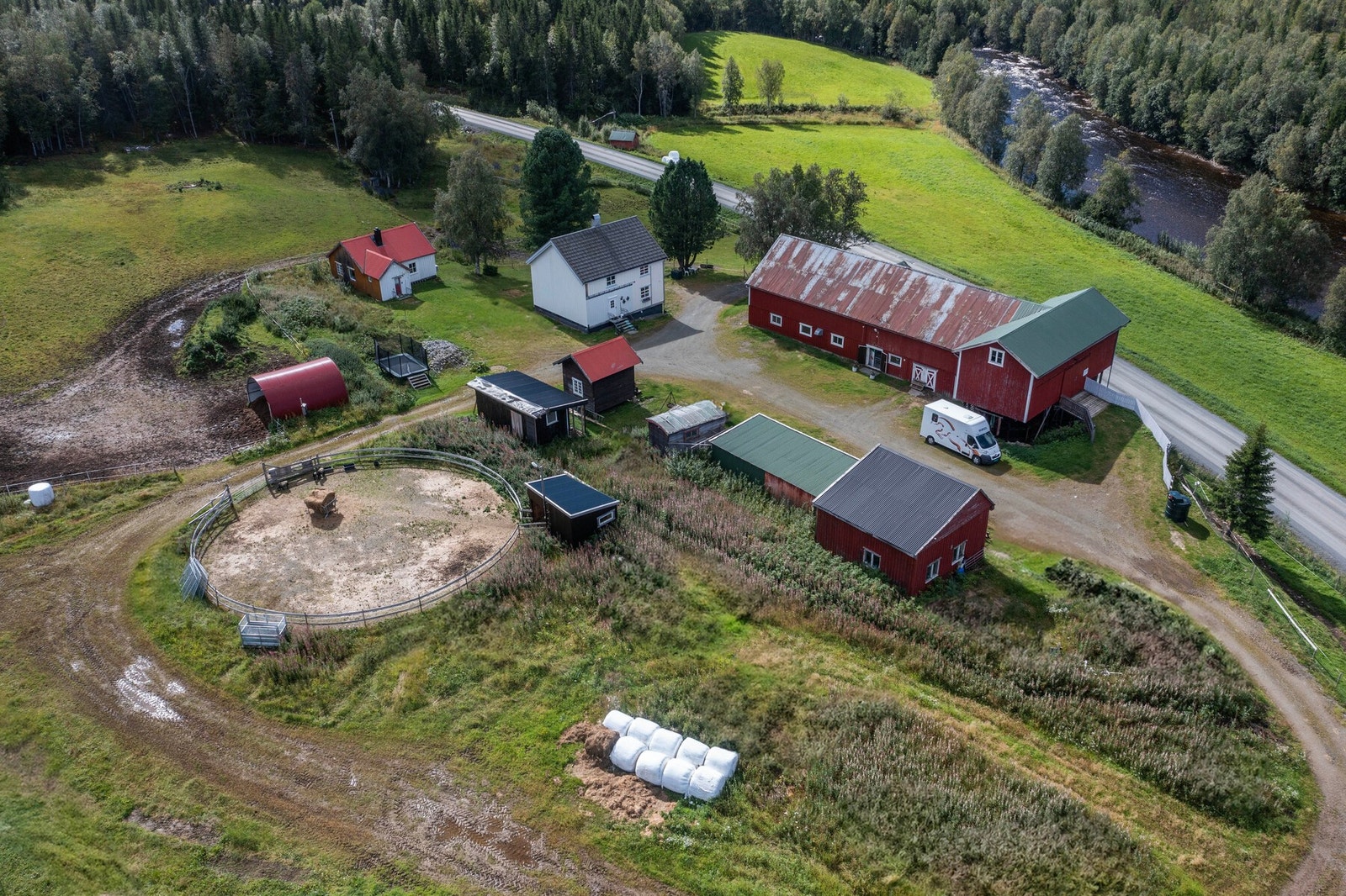 Fjøs er bla. tilrettelagt for hestehold med to bokser, og med mulighet for 4 bokser. Galleribilde