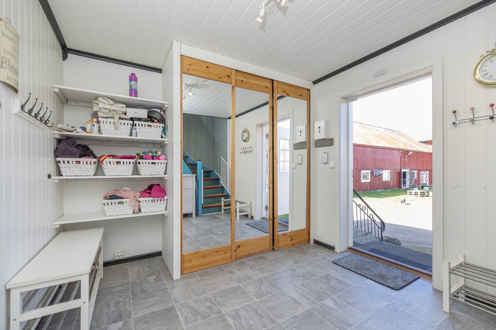 Romslig gang/entrè på ca. 12,5 kvm med speilskyvedørsgarderobe Galleribilde