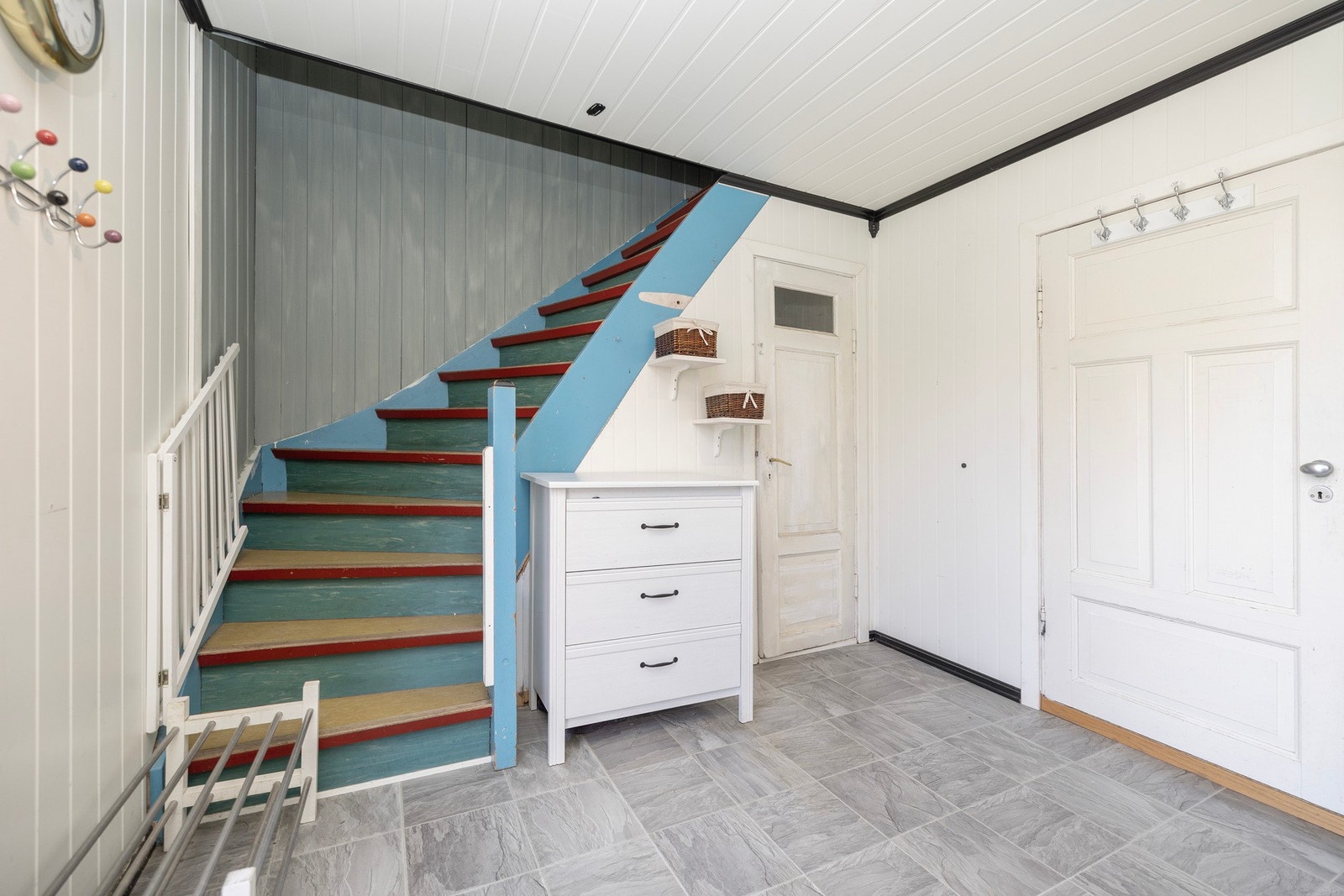 Hall/gang med oppgang til 2. etasje med 4 soverom.
Vannbåren varme i gulv. Galleribilde