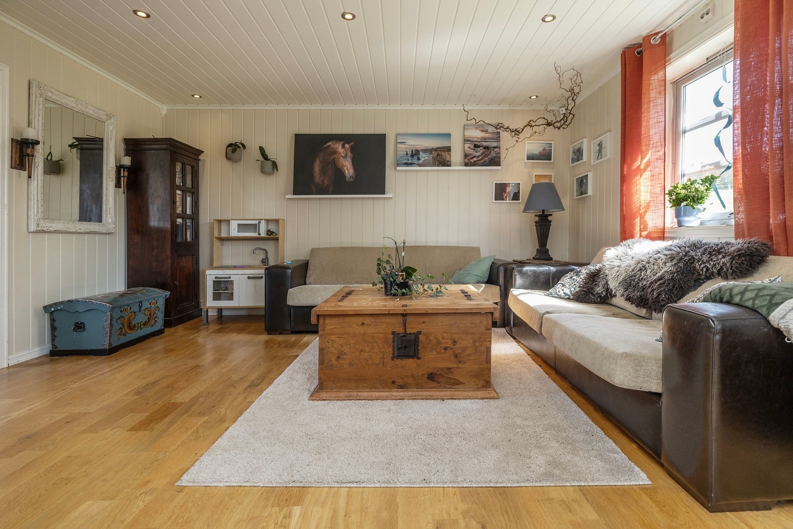 Stue er oppmålt til ca. 20 kvm.
Det er vannbåren varme i gulvene i hele 1. etasje. Galleribilde