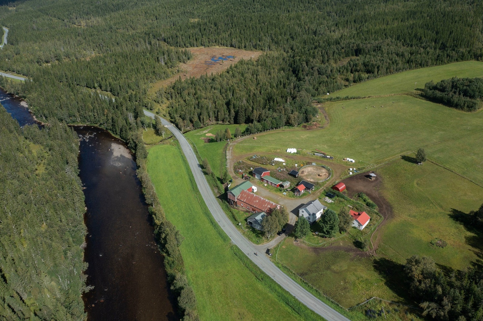 Dronefoto. Elva Dalåa renner rett nedenfor eiendommen for bading og fiske. Galleribilde