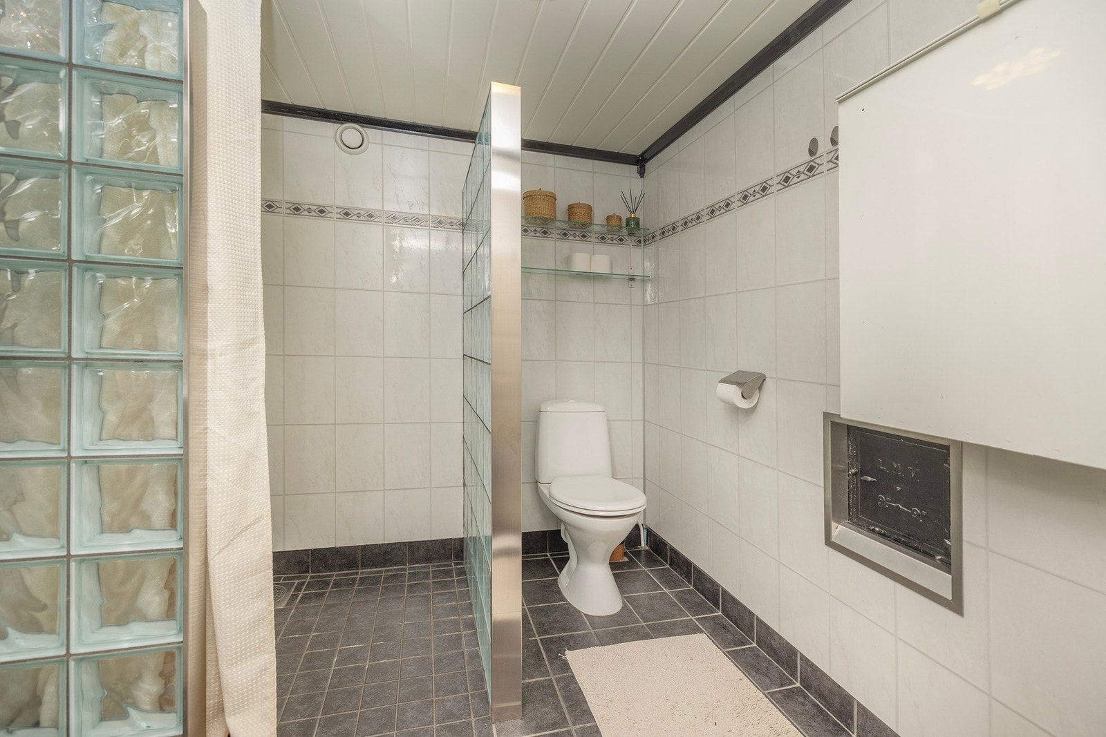 Bad/wc i kjeller.
Vannbåren og varmekabler på gulv. Galleribilde