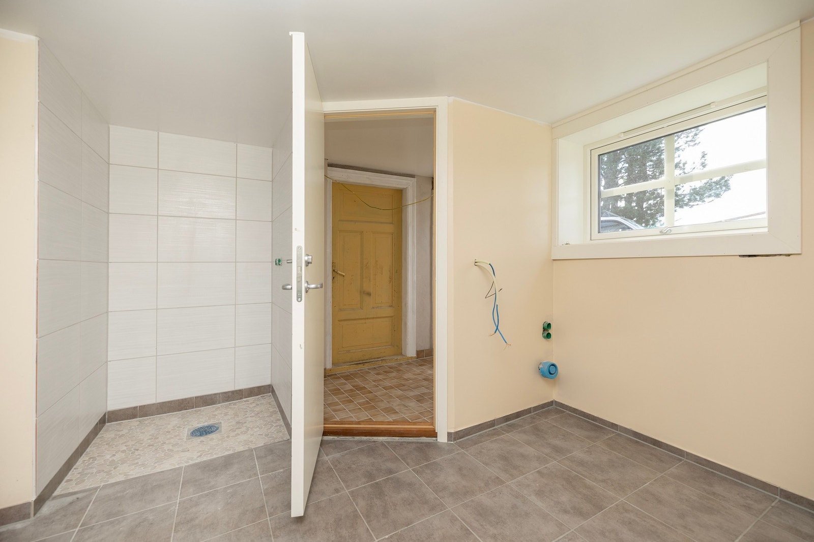 Vaskerom med dusj og utgang til uteareal. Galleribilde