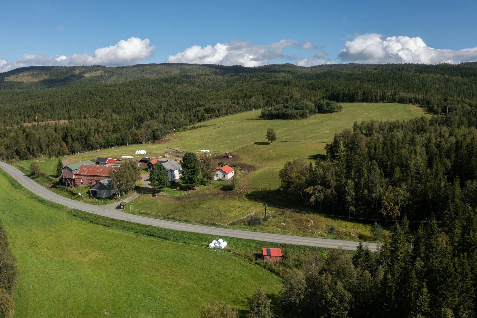 Dronefoto. Gården med Dalvola oppe til venstre, en populært turmål Galleribilde