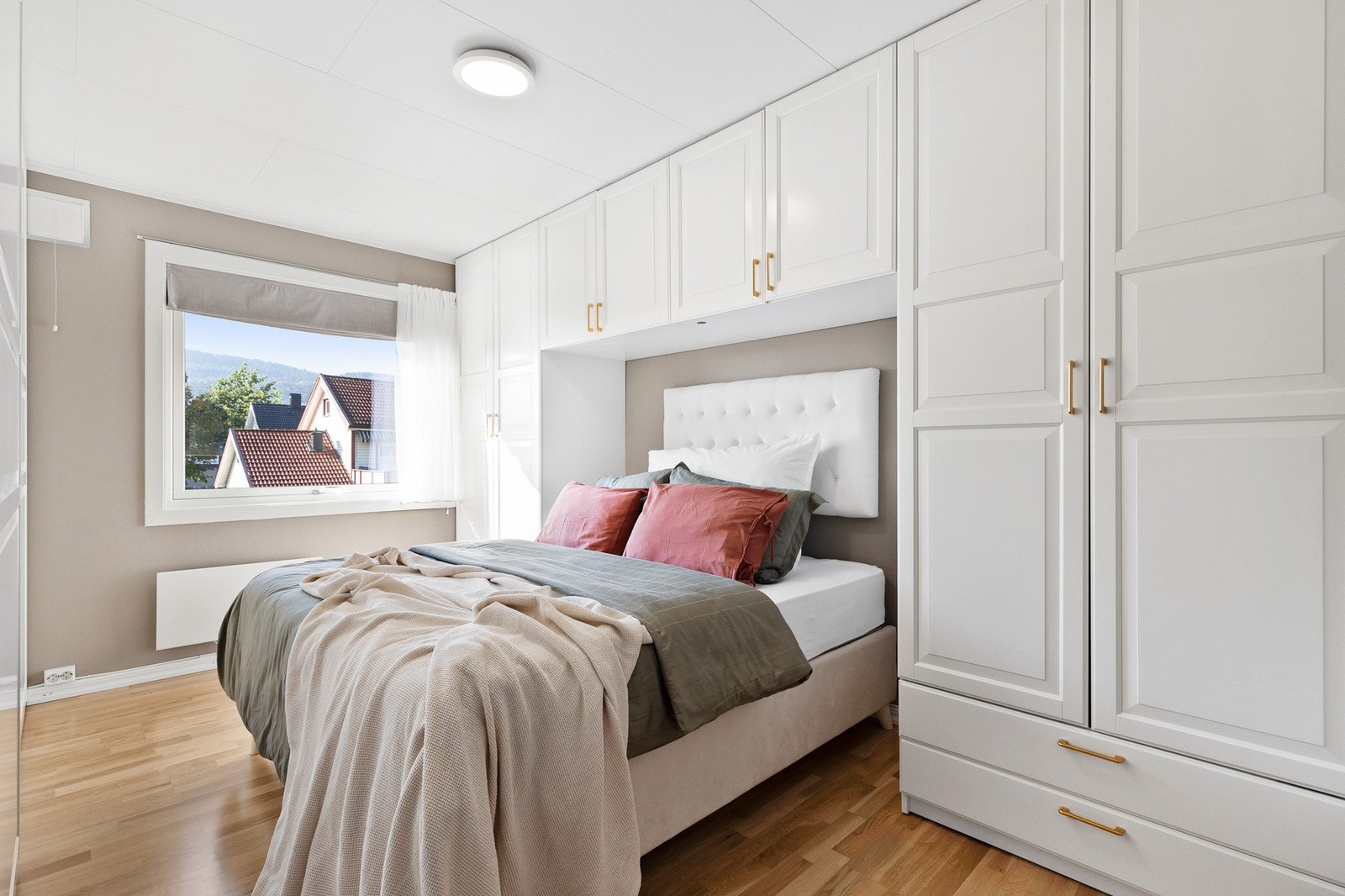 Hovedsoverommet har godt med lagringsplass i plassbygde skap i tillegg til å ha god plass for dobbeltseng. Galleribilde