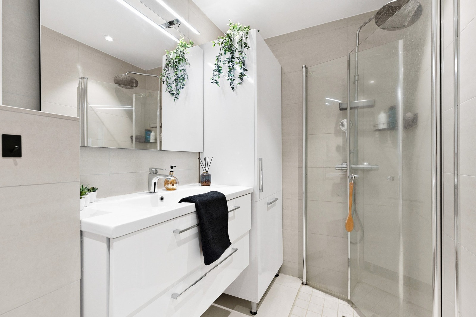 Baderommet er blitt oppgradert i 2016 av fagfolk og fremstår som moderne og funksjonell. Galleribilde