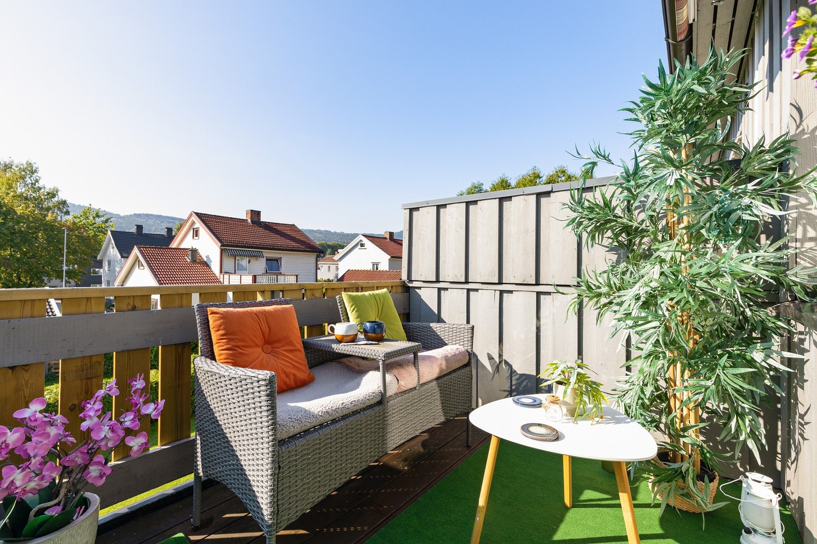 Solrik sydvendt balkong på ca. 7 kvm med levegg på begge sider for skjerming. Galleribilde