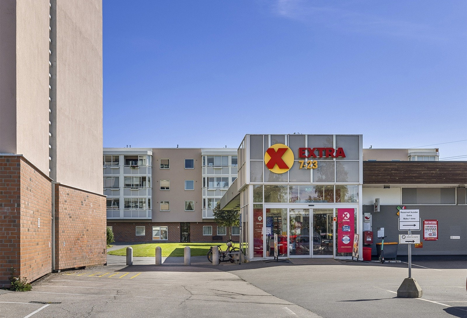 I umiddelbar nærhet vil du finne dagligvarebutikk, frisør, kafé, etc. Det er i tillegg særdeles gode bussforbindelser til Lillestrøm, Strømmen og Oslo. Galleribilde