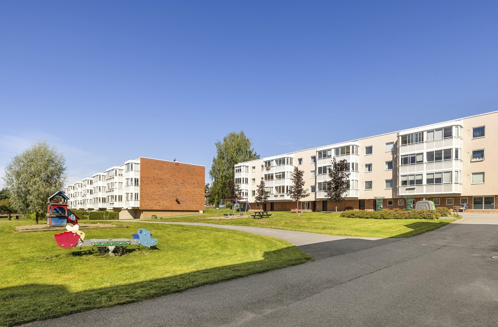 Fine uteområder og fellesvaskeri, samt varmtvann og fyring inkludert i felleskostnadene, er noe dette borettslaget har å by på. Boligen ligger barnevennlig til på Løvenstad, med kort vei til blant annet dagligvare, frisør og kafé. Galleribilde