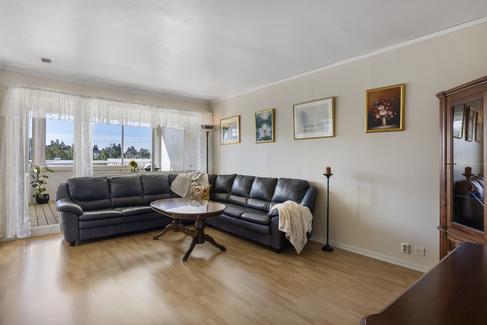 Leiligheten har to soverom av gode størrelser, parkeringsplass like utenfor leiligheten og adskilt stue og kjøkken. Alt i alt en særdeles praktisk leilighet med mye potensiale! Galleribilde