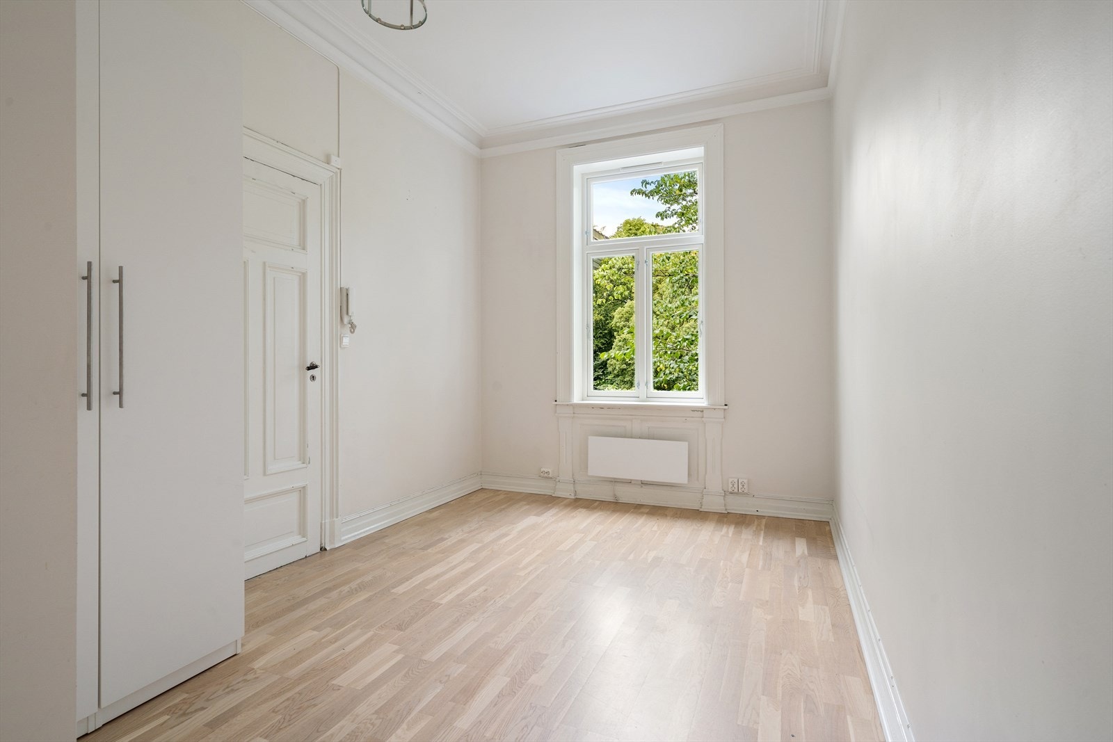 Inngangsparti med plass til knagger og skohylle. Videre er det plass til en seng, garderobeskap og nattbord. Galleribilde