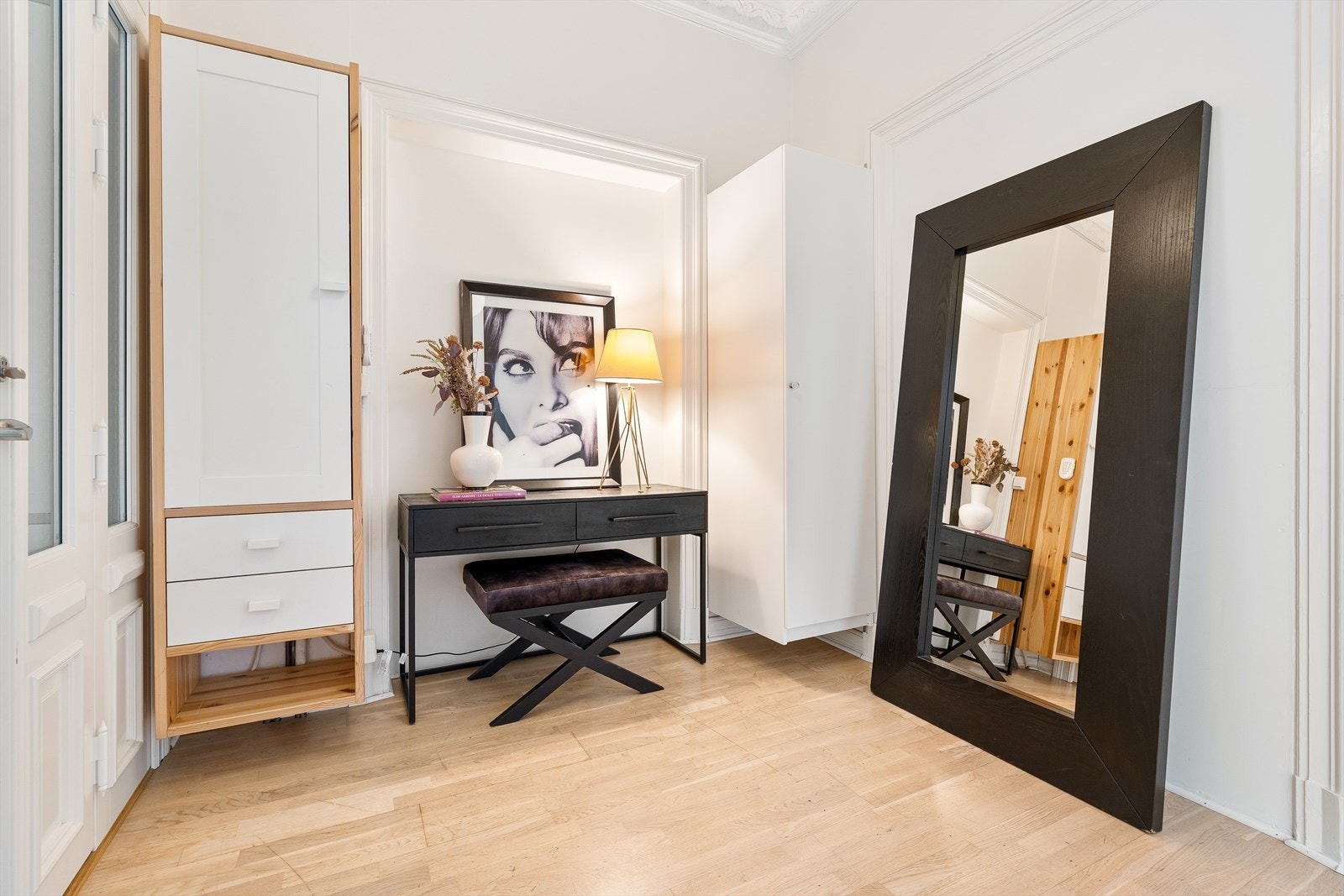I gangen er det plass til knagger og garderobeskap for oppbevaring av yttertøy. Galleribilde