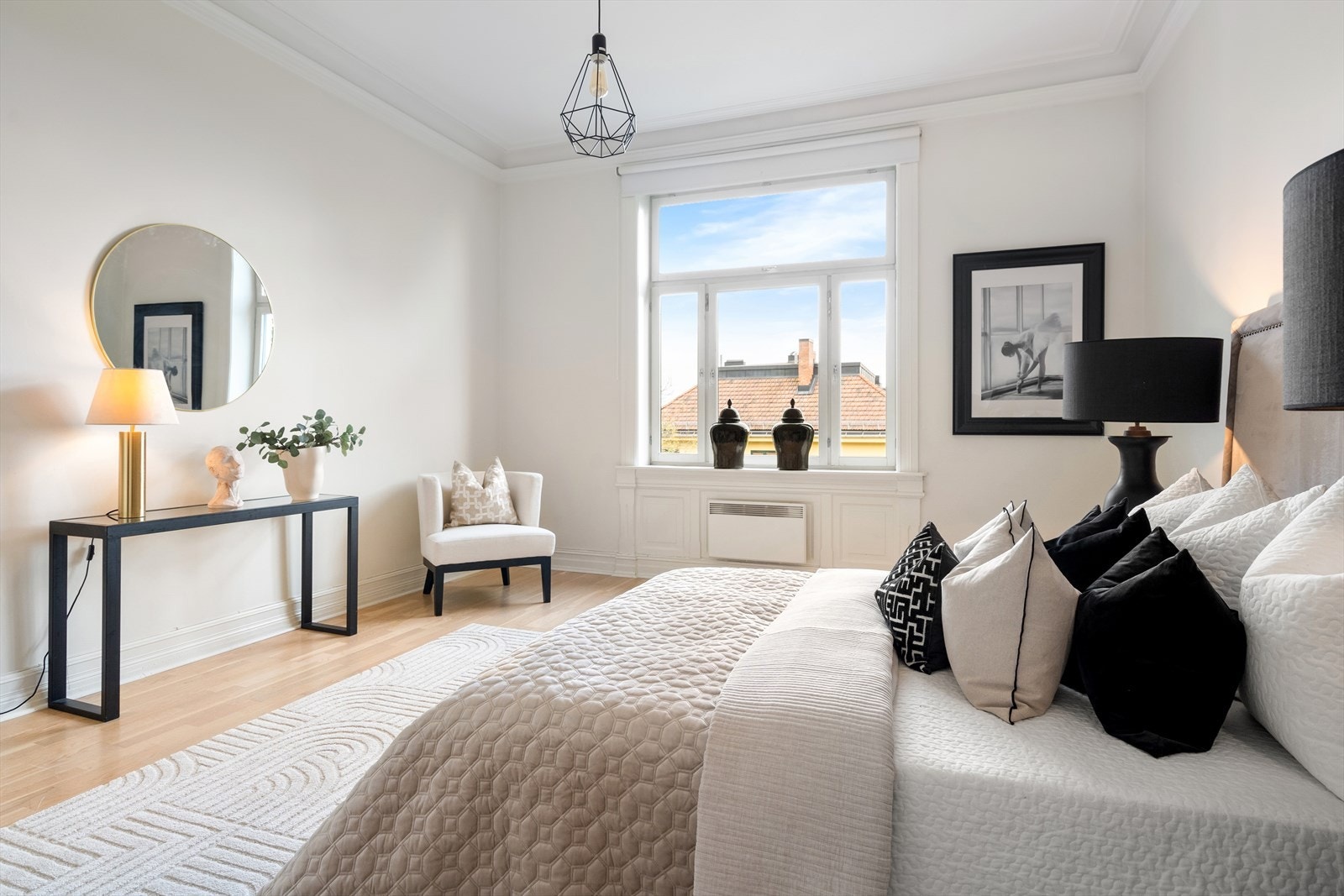 Det er god plass til dobbeltseng, nattbord og garderobeskap. Galleribilde