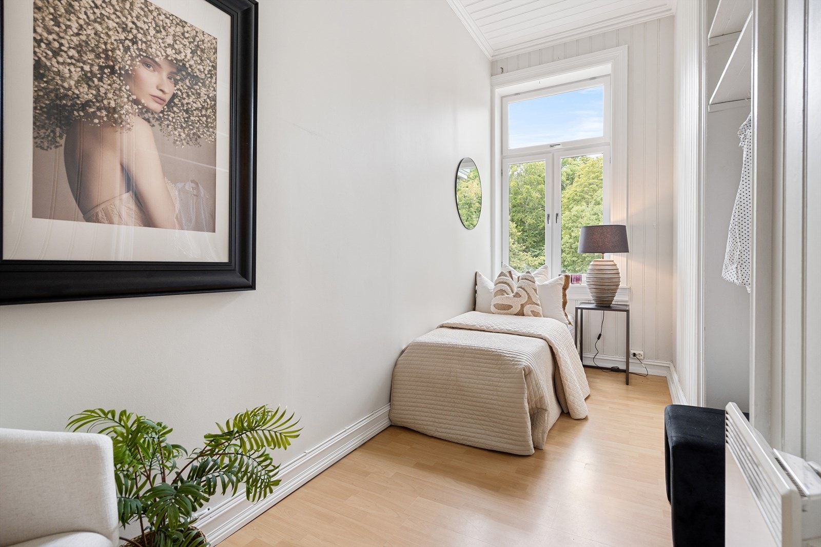 Soverom 2 har plass til seng, nattbord pg kommode. Galleribilde