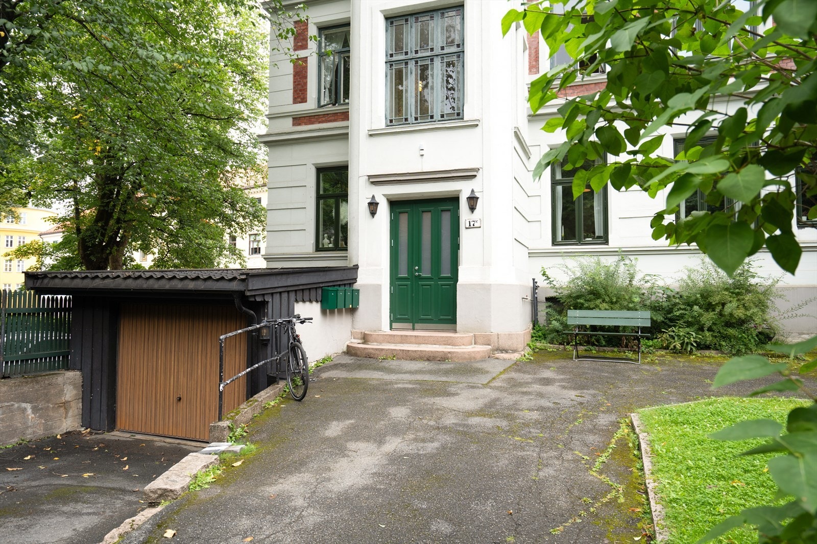 Styre har vedtatt å rehabilitere forhaven og etablere to biloppstillingsplasser høsten 2024. Kjøper får eksklusiv bruksrett på èn biloppstillingsplass. Kostnadene dekkes av selger. Galleribilde