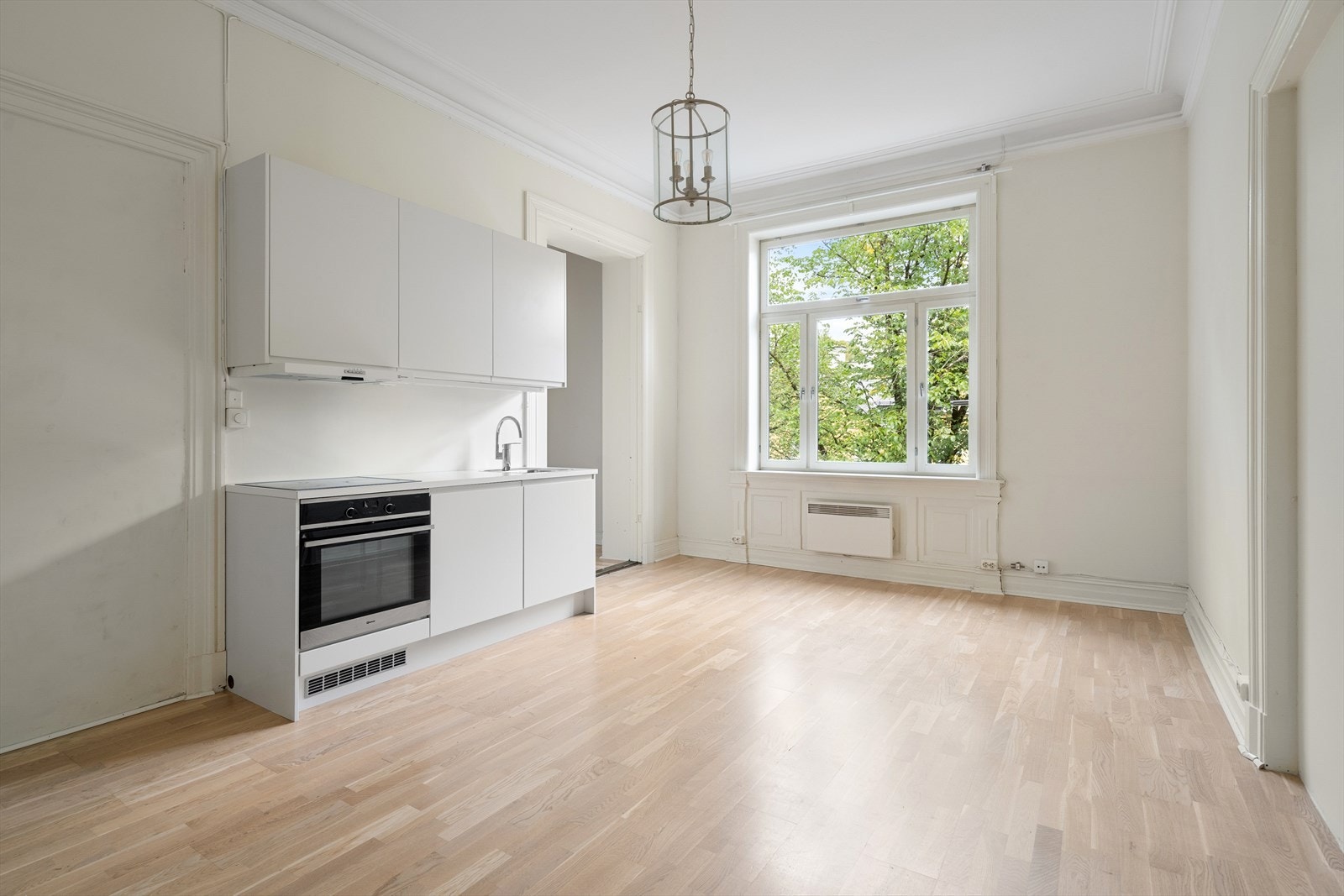 Stuen er av fin størrelse med plass til sofagruppe, sofabord og tv-møblement. Rommet kan fint benyttes som soverom/spisestue til hoveddelen. Galleribilde