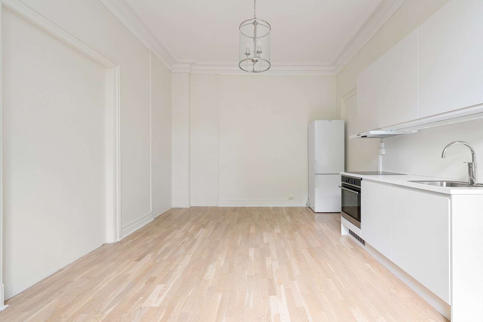 Det er integrert oppvaskmaskin, stekeovn og platetopp med kullfiltervifte over stekesonen. Frittstående kjøl/fryseskap. Galleribilde